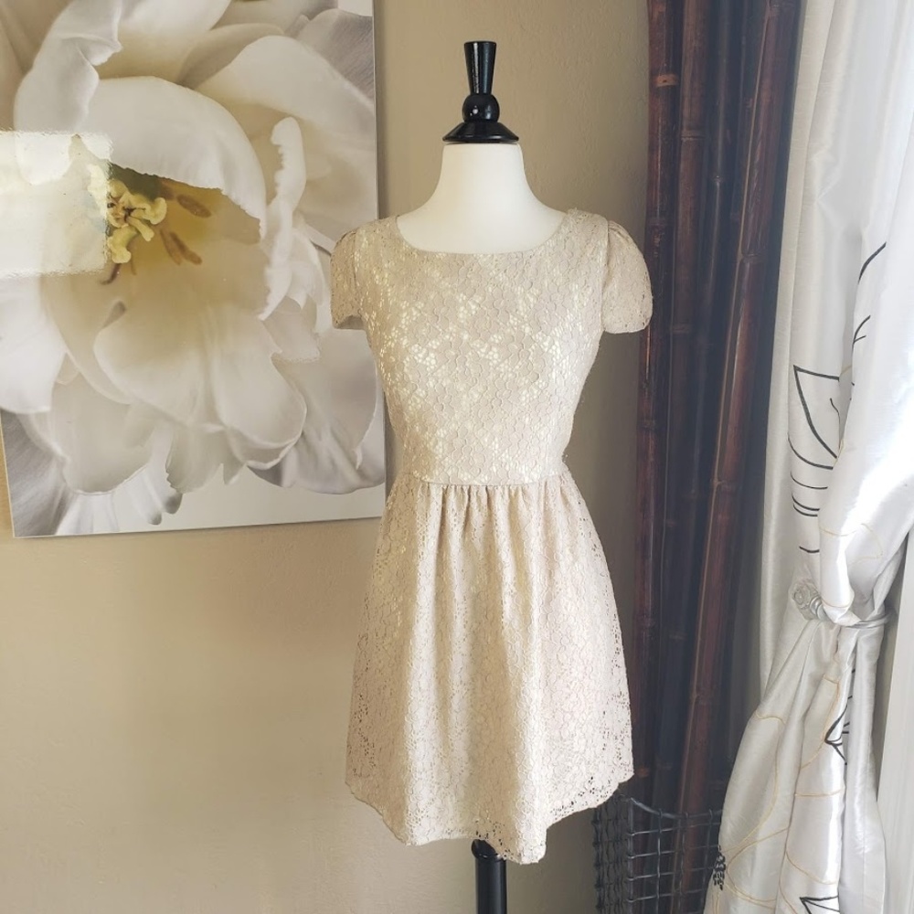 Romeo & Juliet Couture ~ Tan Lace Cap Sleeve Dress